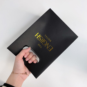 Bolsas de Regalo Personalizadas de Papel Kraft Negro con Asa Troquelada, Logotipo en Lámina Dorada, Impresión de Código QR, Bolsas de Papel de Lujo para Compras y Hoteles, Venta al Por Mayor - Product Image 3