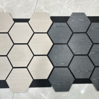 Panneaux muraux de décoration intérieure moderne, placage bois MDF, panneaux acoustiques hexagonaux à lattes avec panneau en feutre PET absorbant le son