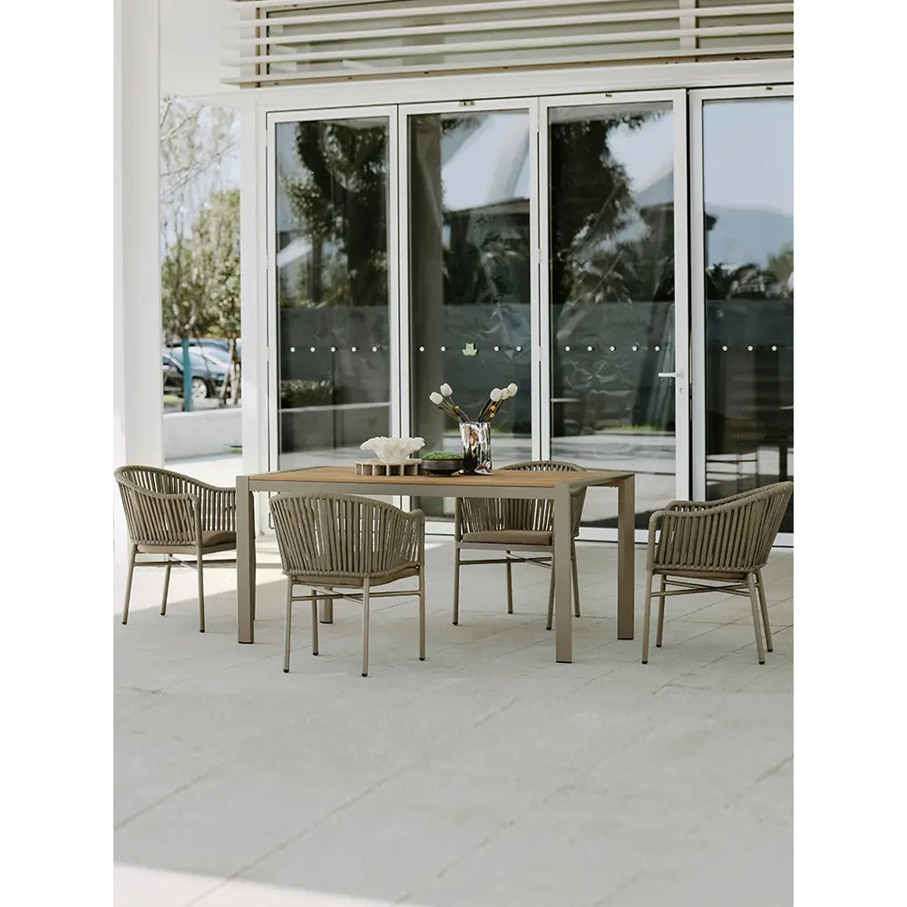 2024 ensemble de meubles de patio extérieur de luxe les plus populaires Table en bois rustique et chaises en osier imperméables résistantes au soleil