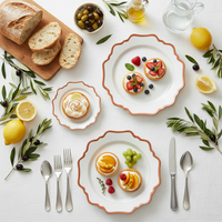 Assiettes en céramique rose élégantes à bords festonnés avec bordure dorée - Ensemble de vaisselle jetable pour la décoration de table de mariage ou d'événement