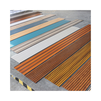 Panneaux muraux décoratifs intérieurs en PVC cannelé Golden Line, résistants à l'humidité et au feu, pour hôtels