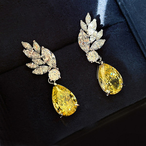 Boucles d'oreilles scintillantes en forme de poire avec feuilles florales pour femmes, bijoux élégants et tendance - Product Image 1