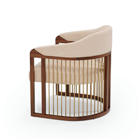 Fauteuil en tissu premium à un siège avec cadre métallique vertical en laiton pour salon Décoration moderne de luxe