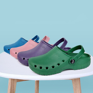 Vente en gros de chaussures d'allaitement pour femmes pantoufles de salle d'opération antidérapantes EVA chaussures vétérinaires plates sabots médicaux légers - Product Image 1