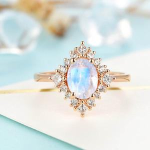 แหวนเงินแท้ 925 ชุบทองคำสีกุหลาบ ประดับด้วยมูนสโตนสีน้ำเงินธรรมชาติทรงเหลี่ยม ดีไซน์ทันสมัย เหมาะสำหรับงานแต่งงาน งานหมั้น หรือเป็นของขวัญ - Product Image 3