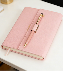 Cuaderno Personalizado A5 con Cubierta de Cuero Rosa, Cuaderno Rayado para la Universidad con Bolígrafo, Tarjetero, Bolsillo Lateral Plegable para la Escuela - Product Image 1