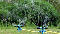Penjualan laris penyiram air taman otomatis alat penyiram irigasi berkebun berputar tersedia dengan harga grosir