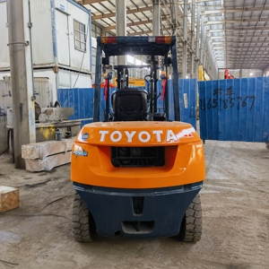 Montacargas Diésel TOYOTA FD50 Mini de 5 Toneladas, Componentes Originales Japoneses, en Estado de Funcionamiento, Maquinaria de Segunda Mano en Oferta - Product Image 3