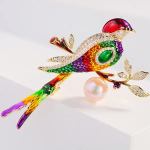 Broche de Lujo de Aleación con Circones y Baño de Oro Rosa, Diseño de Pájaro Magpie Esmaltado, Paleta de Colores Vibrantes para Bodas y Fiestas de Compromiso de Mujer - Product Image 1