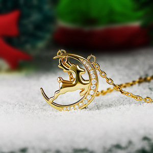 Collana con Ciondolo Luna e Cervo Natalizio per Donne, Gioiello Scintillante con Charm Incastonato, Accessorio di Moda per Uso Quotidiano, Regalo - Product Image 3