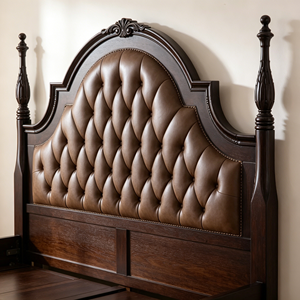 Base de Cama Tapizada Tradicional Tamaño Queen con Cabecera de Cuero Sintético y Postes de Madera - Product Image 4