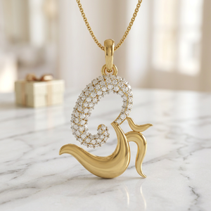 Collar con Colgante Religioso Clásico Om, Diseño Redondo con Diamantes, Chapado en Oro Natural, Diamantes de Lujo, Elegante - Product Image 1