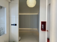 BENOVO Armoire à chaussures d'entrée de luxe moderne avec décor de porte peint à la main en placage de bois naturel d'ombre de vent rouge