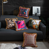Coussin décoratif personnalisable pour canapé et chevet, motif léopard animalier, aspect soie, avec pompon doré, style luxe léger transfrontalier