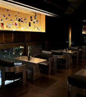 Projet de mobilier de bar commercial sur mesure : chaises et tables en cuir avec structure en acier inoxydable pour hôtel et pub