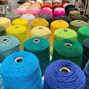 Fábrica al por mayor muestras gratis varios colores 8ply hilo acrílico de lana pura 8 hebras bufanda sombrero hilo de tejer - Product Image 2