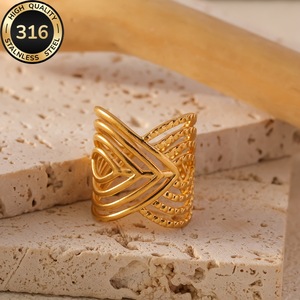 Anillo de Acero Inoxidable con Baño de Oro de 18K para Mujer, Diseño Geométrico Europeo Americano, Estilo Moderno y Versátil, Verano 2026 - Product Image 3