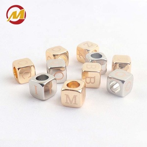 Cubo de metal con letra inicial del alfabeto, colgante de aleación, cuentas cuadradas gruesas de oro y plata para pulseras DIY y accesorios de bolsos - Product Image 3