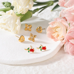 Juego de Aretes con Diseño de Corazón y Rosa, Chapados en Oro de 18K, Acero Inoxidable, Joyería para Mujer, Regalo para Ocasiones Especiales, Engaste de Bisel - Product Image 4