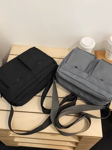 Sac à bandoulière en nylon imperméable de créateur de mode pour hommes, sac à bandoulière de messager de couple sac plat pour la ville décontractée - Product Image 6