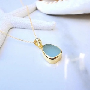 Nuova Collana Estiva Minimalista in Stile Europeo Placcata Oro con Ciondolo in Vetro Marino Trasparente e Pietra <span class=keywords><strong>di</strong></span> Luna per Donne - Product Image 4