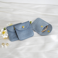 Pochette à bouton-pression bleu poussière 8x8 cm avec une sensation de toucher confortable, en velours doux, emballage cadeau, sac de protection pour anneaux et boucles d'oreilles