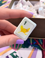 Collection Krewe : Tuiles de Mahjong Américaines Personnalisées Illustrées pour le Mardi Gras, Ensemble de Mahjong en Acrylique de 160 Pièces avec Tapis
