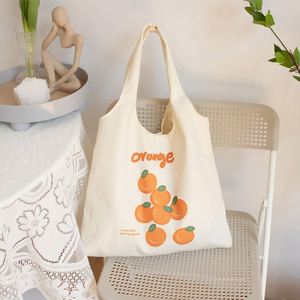 Sac fourre-tout personnalisable en toile de coton bio imprimé fraises, réutilisable, sac à bandoulière unique pour usage quotidien - Product Image 3