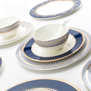 Assiettes de banquet en porcelaine fine de 10 pouces, style nordique vintage royal, avec décalcomanie et bordure dorée, pour restaurants, élégantes, vente en gros - Product Image 2