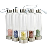 Bouteille d'eau en verre énergétique avec pierres de cristal naturelles et quartz pour la guérison magique