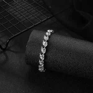 Brazalete de Mujer Más Vendido en el Extranjero, Estilo Europeo Americano, Ligero, de Aleación, con Hojas y Cristales Blancos para Fiestas, Venta al por Mayor - Product Image 1