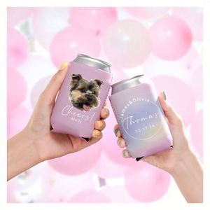 ปลอกหุ้มกระป๋องเครื่องดื่มงานแต่งงานแบบกำหนดเอง พร้อมรูปถ่ายส่วนตัว ที่ใส่เครื่องดื่ม ของชำร่วยงานแต่งงาน ของขวัญปักชื่อย่อ ชุดอุปกรณ์ส่งเสริมการขาย - Product Image 1