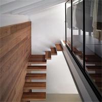 Escalier flottant design avec support en acier robuste pour maisons modernes