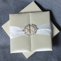 Boîte d'invitation de mariage en soie de luxe ruban exquis boucle de diamant boîte d'invitation à couverture rigide exquise musique croix Style ange
