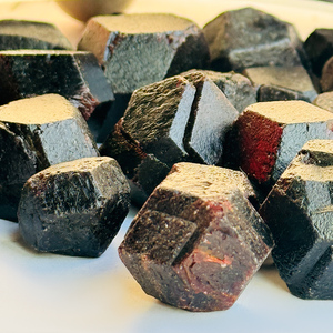 Piedra de Cuarzo Cristalino Natural de Alta Calidad, Piedra Curativa de <span class=keywords><strong>Granate</strong></span> Pulida para Decoración del Hogar, Escultura con Tema de Amor para Regalo - Product Image 1