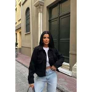 Chaqueta Negra para Mujer con Cuello Camisero y Detalle de Bolsillo - Product Image 5