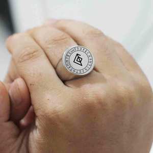 Bague pour homme en acier inoxydable 18 mm, design rond avec runes vikings nordiques gravées au laser, bijou cadeau - Product Image 4