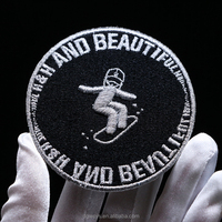 Patch brodé haute densité avec détails en fil doré pour vêtements de sport et habillement