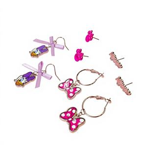 Juego de 4 Aretes Hipoalergénicos de Mickey y Minnie Mouse para Niños, Fans y Coleccionistas - Product Image 1