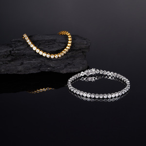 Pulsera de tenis de moissanita chapada en oro de 18 quilates para mujer, con corte brillante redondo y engaste de canal, joyería clásica para uso diario - Product Image 6