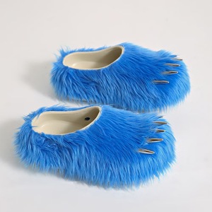 Mules personalizzate in <span class=keywords><strong>pelliccia</strong></span> sintetica a forma di zampa di animale <span class=keywords><strong>con</strong></span> artigli metallici, suola intermedia in EVA, design artistico per un look alla moda. - Product Image 3