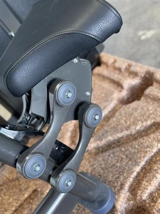 Machine à curls des biceps assise à charge par poulie, usage intensif, équipement de fitness professionnel pour salle de sport, modèle LS-954 - Product Image 3