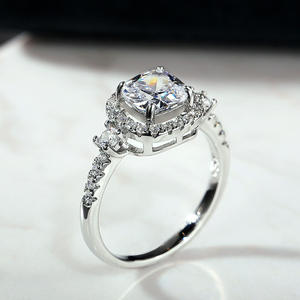 Anello di Fidanzamento F750 in Oro Bianco per Donna, Diamante Naturale Taglio Cushion Colore D con Montatura Halo - Product Image 2