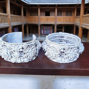 Bracelet manchette large en filigrane d'argent Miao fait main - Bracelet ethnique gravé à motifs floraux - Product Image 4