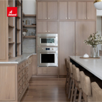Armoire de Cuisine Minimaliste à Cadre Fin Shaker avec Finition Chêne Clair Profond et Vitrine Personnalisée