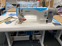 La machine à coudre à entraînement direct Jack H2-CZ est extrêmement durable et capable de coudre jusqu'à 10 couches de cuir moyen à léger.