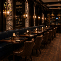 Ensemble de mobilier de restaurant vintage Ron Group : banquette rembourrée, table carrée en bois et chaises en cuir capitonnées à dossier haut