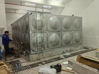 Réservoir d'eau en acier inoxydable 304 à structure stable, construit sur mesure pour la réserve d'eau des installations industrielles