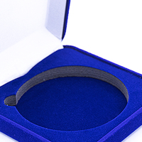 Boîte à médailles carrée en velours avec cadre métallique personnalisé de haute qualité, estampage et charnière à ressort pour l'emballage de récompenses et de cadeaux d'affaires