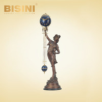 La femme a levé une flèche sculpture horloge pivotante classique exquise collection d'horloges et montres pendule horloge domestique